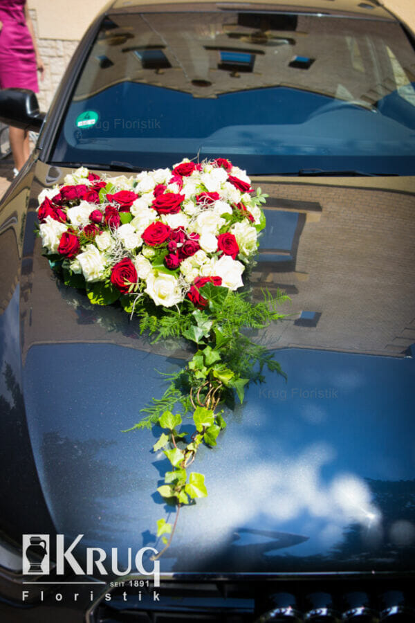 Autoherz Deko für Hochzeit rot-weiß mit Rosen