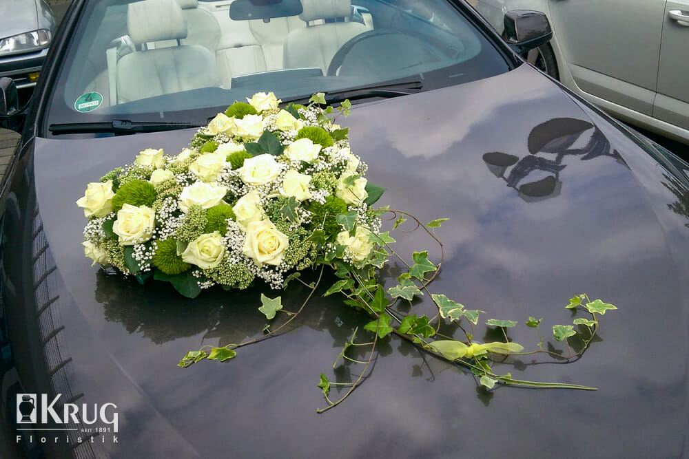 Autoherz für Hochzeit weiß-grün mit Rosen, Bartnelken, Schleierkraut