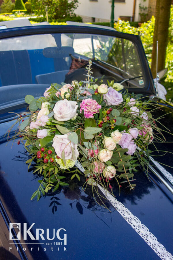 blauer VW Käfer mit Blumen-Dekoration
