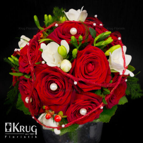Biedermeier-Brautstrauß mit roten Rosen, weiße Freesien, Band und Perlen