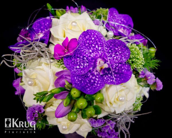 Brautstrauß mit weißen Rosen, lila Vanda-Orchideen und Freesien