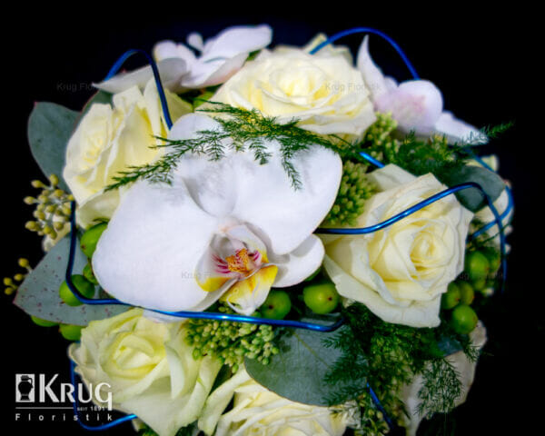 weißer Brautstrauß mit Rosen, Orchideen und blauem Aludraht