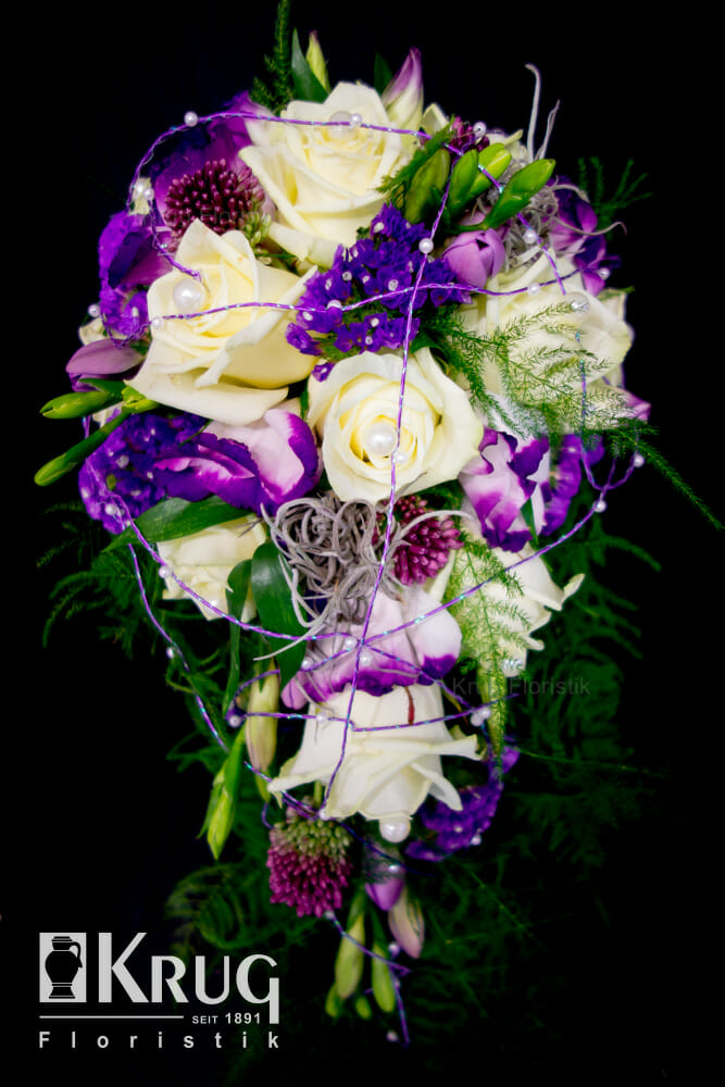Sommerlicher Tropfen-Brautstrauß mit lila Lisianthus, Freesien, weiße Rosen
