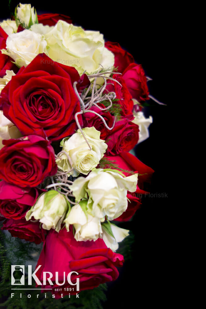 Tropfen-Brautstrauß mit roten und weißen Rosen