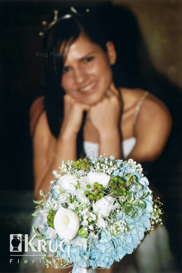 Brautstrauß mit weißen Ranunkeln und blauer Hortensie