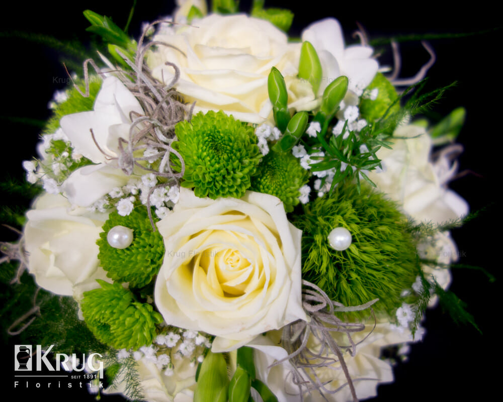 Brautstrauß grün-weiß mit Rosen, Bartnelken, Santini, Perlen