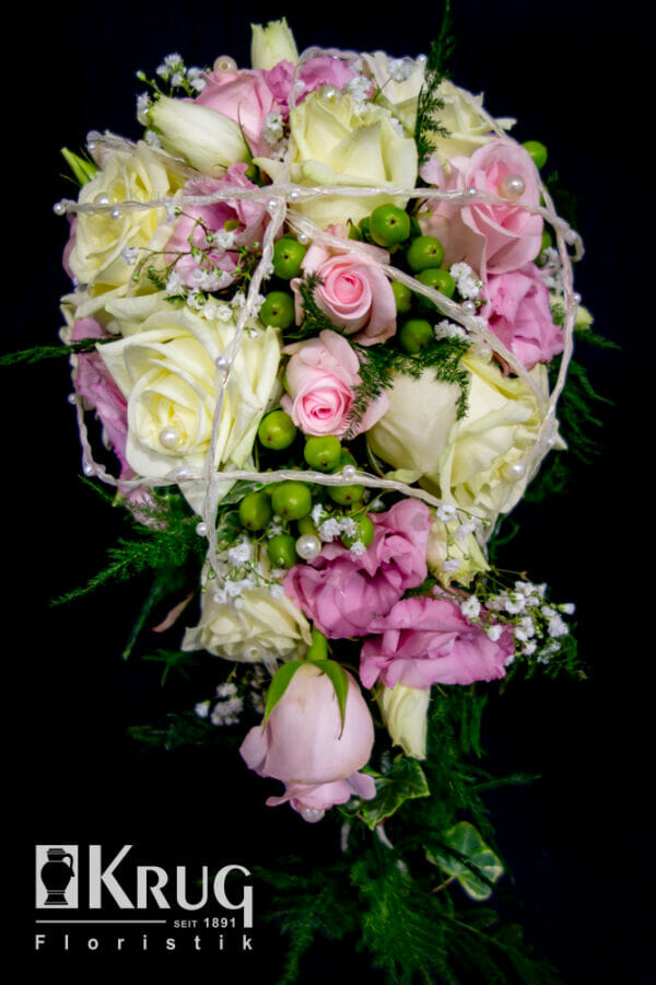 Tropfen-Brautstrauss mit rosa und weißen Rosen, Lisianthus und Perlenband