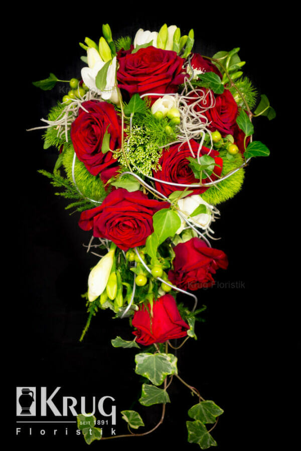 Tropfen-Brautstrauß mit roten Rosen, grüne Bartnelken, weiße Freesien
