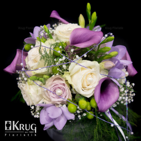 Brautstrauss lila-weiß mit Calla, Rosen und Perlenband