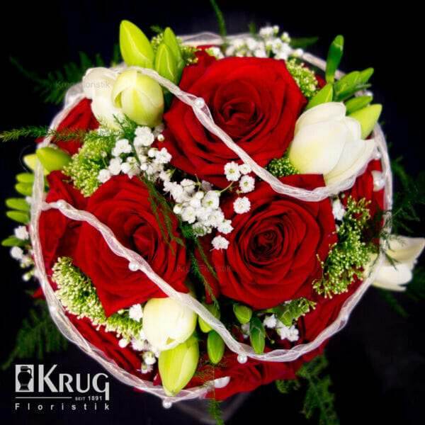 Biedermeier-Brautstrauß mit roten Rosen, Schleierkraut, weiße Freesien und Deko