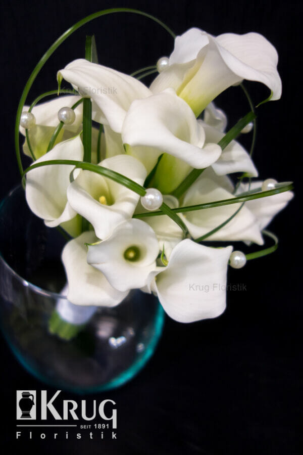 Brautstrauß aus nur weißen Callas und Bärgras mit Perlen