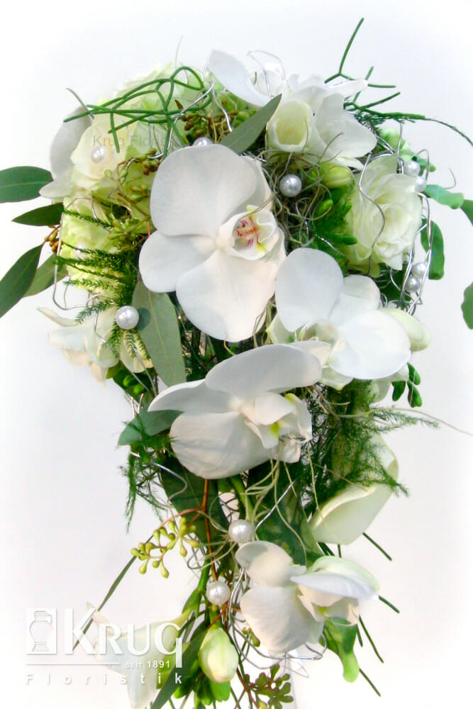 lockerer Tropfen Brautstrauss mit weißen Orchideen und Perlen