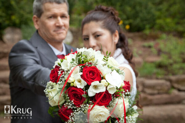 Brautstrauß mit roten Rosen und weißen Freesien