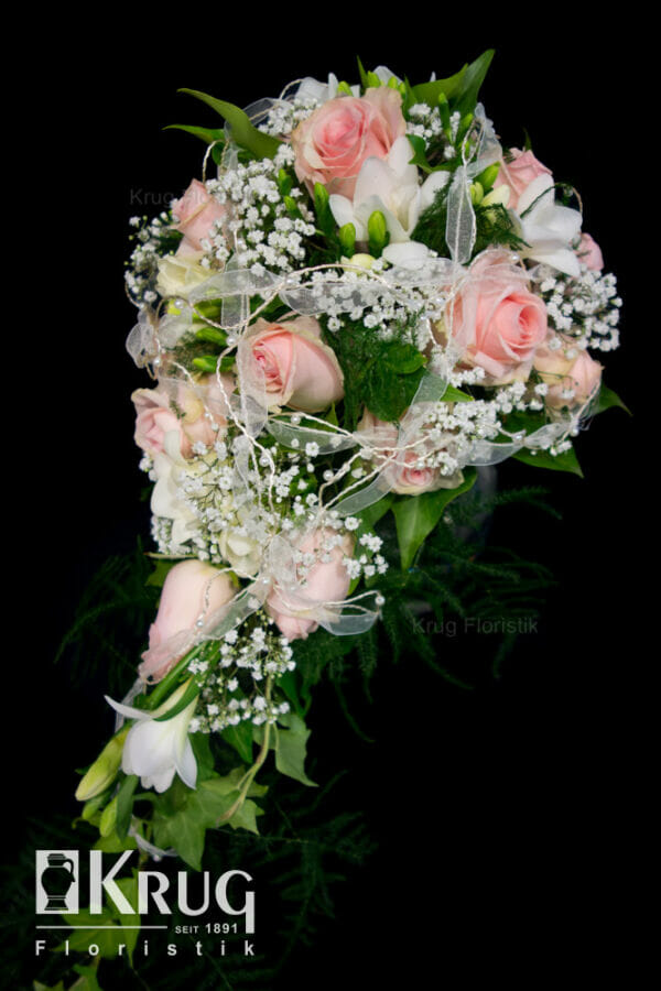 Tropfen-Brautstrauß mit rosa Rosen und Schleierkraut