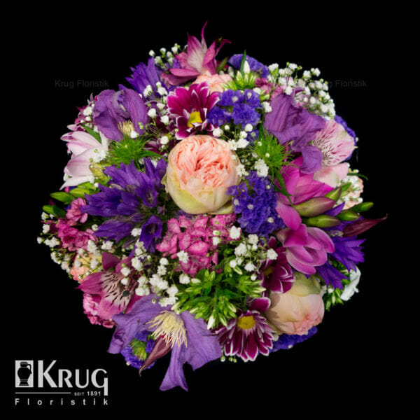 kompakter Brautstrauß mit lila-rosa Blumen