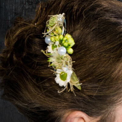 Blumen für die Haare zur Hochzeit in weiß