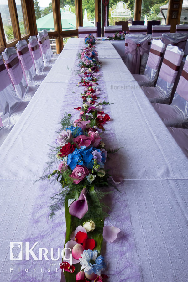 Blumen-Tischdekoration rosa-lila-blau-rot mit Calla, Hortensie, Rose