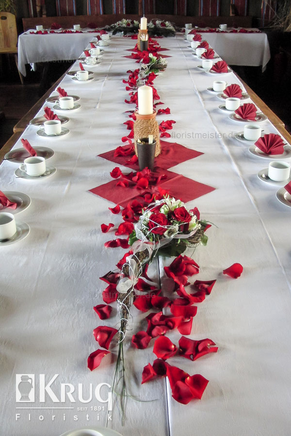 Tischdekoration rot-weiß mit Rosenblüten als Streu
