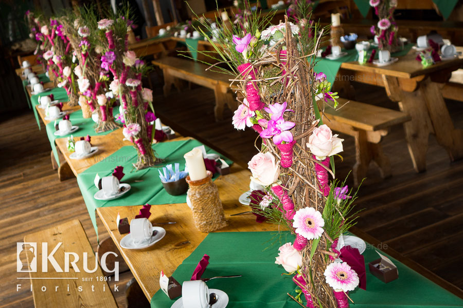 Blumen-Tischdekoration natürlich mit rosa Rosen, Gerbera und Freesien