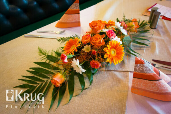 Blumen-Tischdekoration orange mit Rosen, Gerbera und Nelke