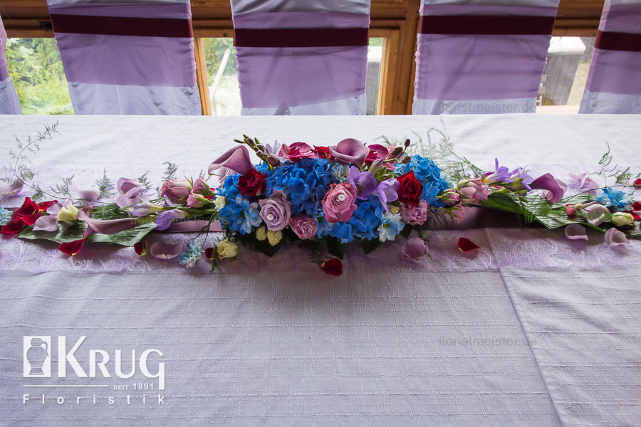Blumen-Tischdekoration rosa-lila-blau-rot mit Calla, Hortensie und Rose