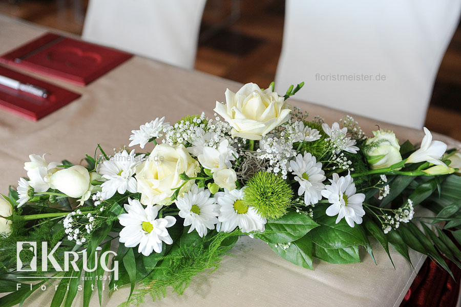 Blumengesteck weiß-grün mit Rosen, Freesien und Schleierkraut