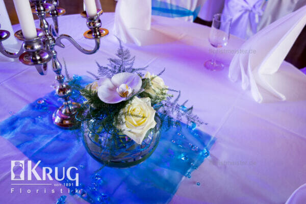 Tischdekoration weiß-blau mit Rosen und Phalaenopsis Orchidee