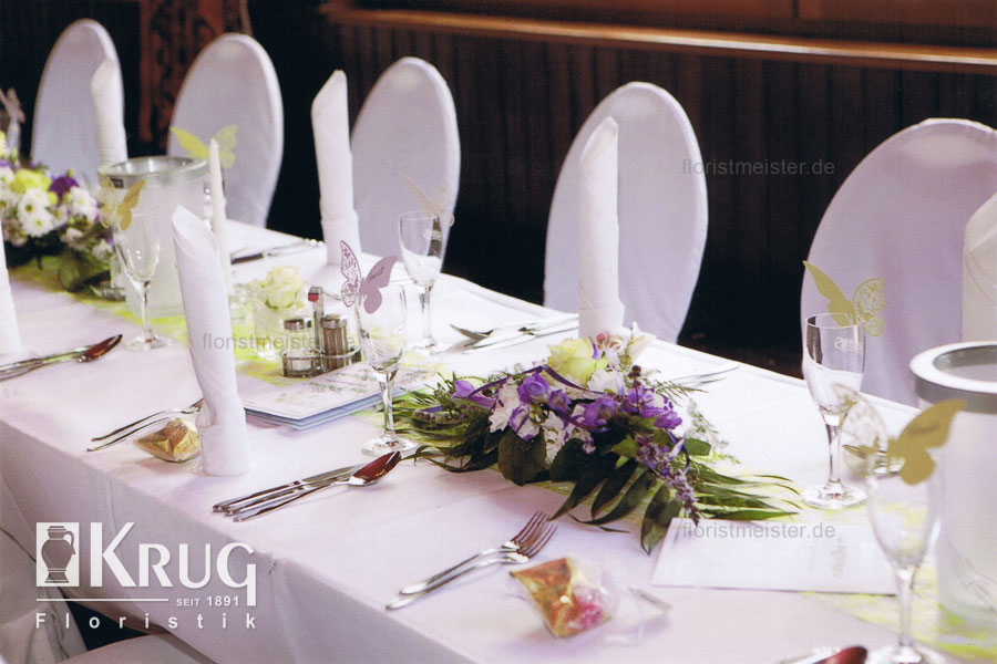 Blumen-Tischdekoration weiß-lila mit Rose, Lisianthus und Freesie