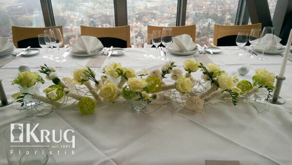 weiße Blumen-Tischdekoration aus Draht mit Rosen, Freesien