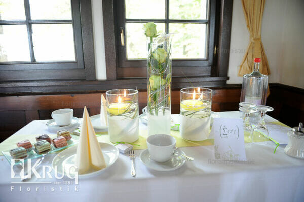Blumen-Tischdekoration weiße Rosen im Glas