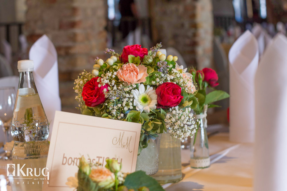 Tisch-Blumenstrauß zur Hochzeit mit Hortensie und Rosen
