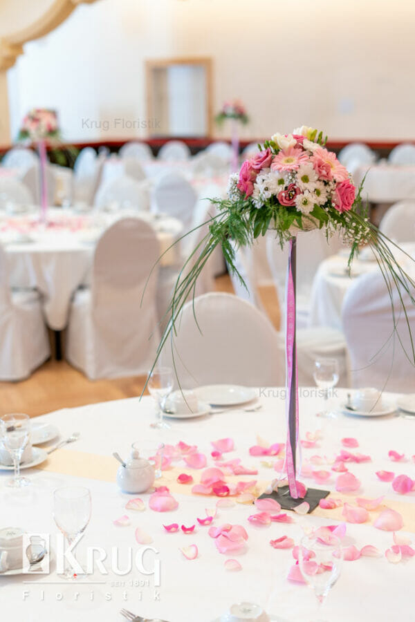 hoher Tisch-Schmuck zur Hochzeit in rosa