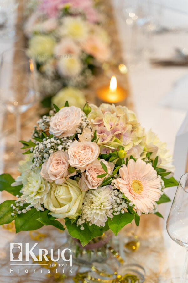 Tisch Blumenstrauß zur Hochzeit in rosa