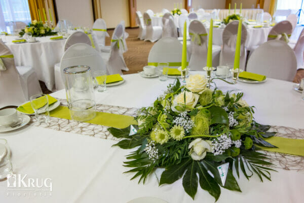 runder Tischschmuck zur Hochzeit in grün-weiß