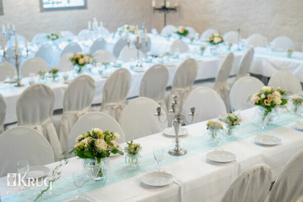 Blumen-Sträuße auf türkis Hochzeits-Tisch