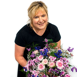 Bettina Krug mit Blumenstrauß