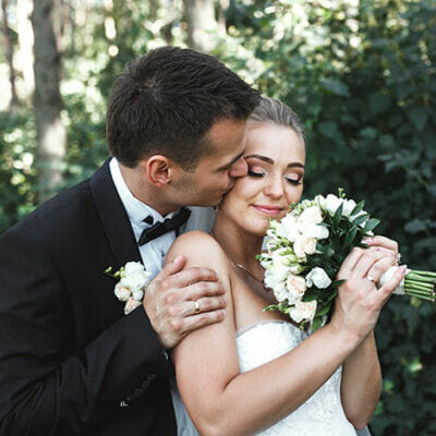 Brautpaar mit Brautstrauss mit weissen Blumen