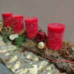 Adventsgesteck Baumrinde 4 Kerzen rot