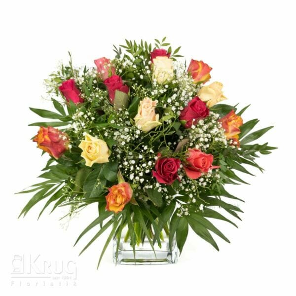Blumenstrauß aus Rosen in verschiedenen Farben mit Schleierkraut