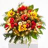 riesiger Blumenstrauß mit Lichterkette, roten Kugeln und gelben Orchideen Blüten