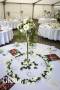 Hochzeits-Tischdeko mit Streublumen