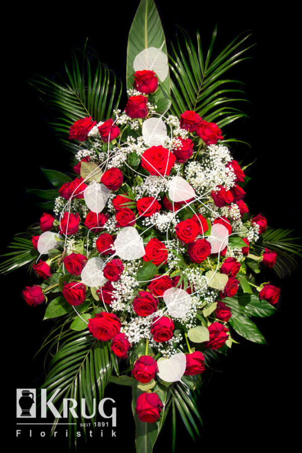 Blumen-Gesteck mit roten Rosen und Schleierkraut