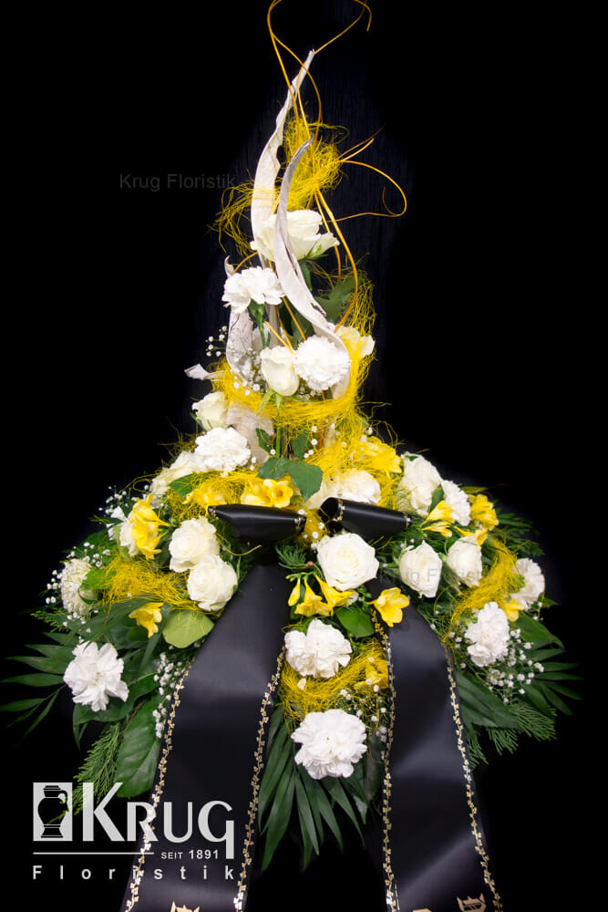 großes rundes Gesteck mit weißen Rosen, Nelken, gelben Freesien und Deko