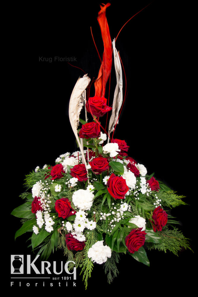 hohes Blumengesteck mit roten Rosen, weißen Nelken, Schleierkraut