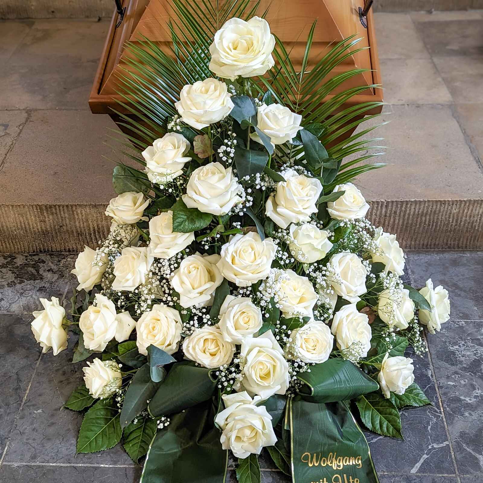 Blumen-Gesteck zur Beerdigung aus weißen Rosen