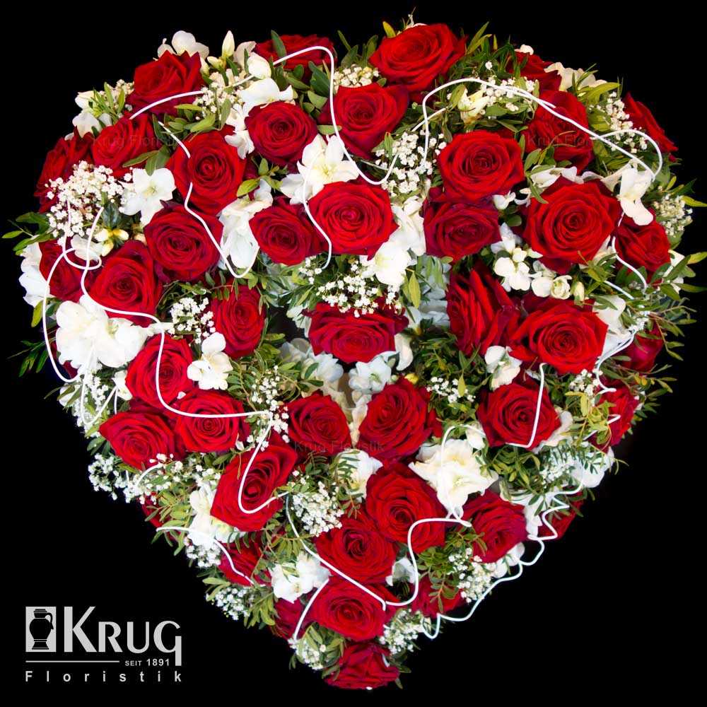 Blumenherz mit roten Rosen und weißen Freesien, Schleierkraut