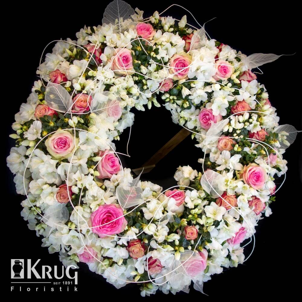 Trauerkranz mit rosa Rosen und weißer Azalee