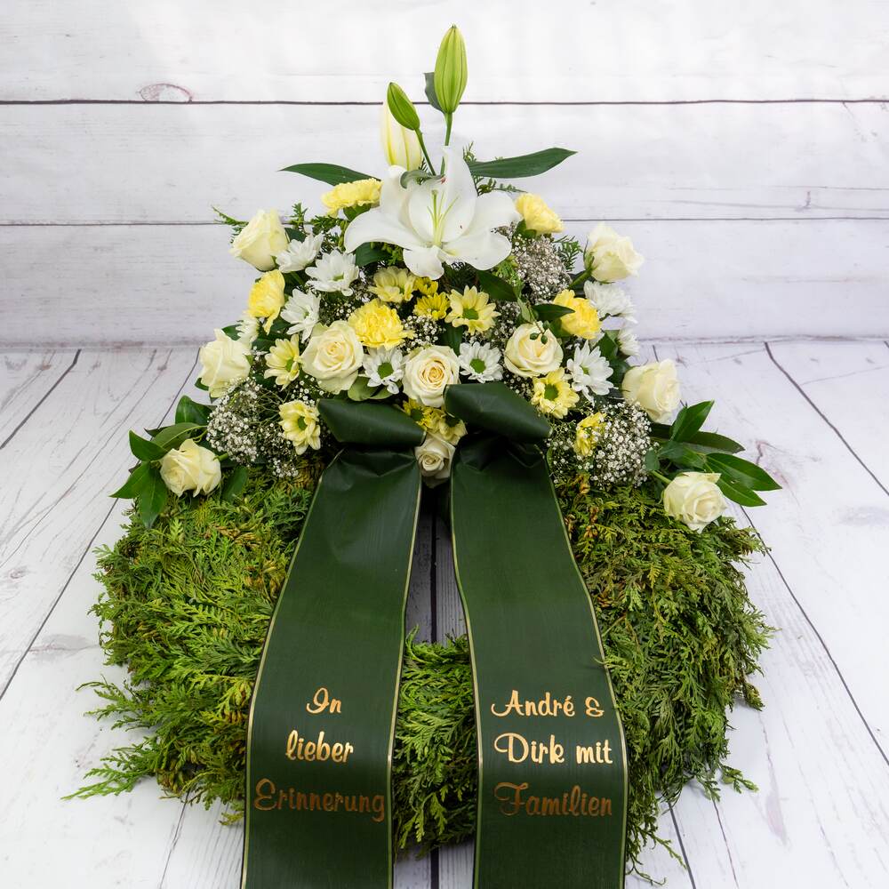 klassischer Trauerkranz in creme-weiß mit Lilie und Rosen
